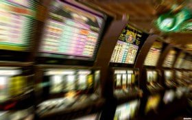 Pengguna membaca instruksi deposit akun